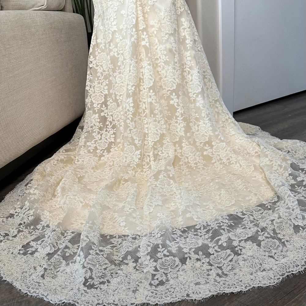 Lace bridal gown - Picture 7 of 8